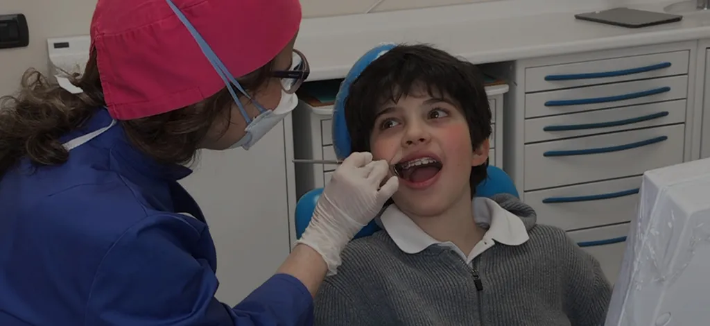 bimbo seduto sulla poltrona dello studio dentistico durante una visita